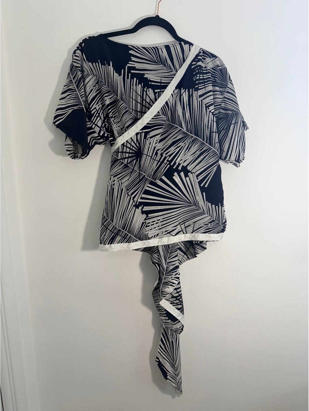 Genny Italy 100% Silk Wrap Blouse Palm Leaf Print Black White Short Sleeve Top - Picture 5 of 5